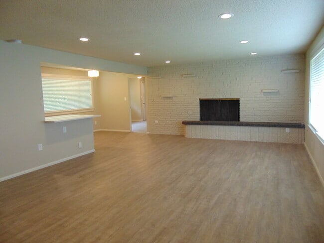 Photo - 3 Bedroom/1.75 Bath Bellevue Remodeled Ram...