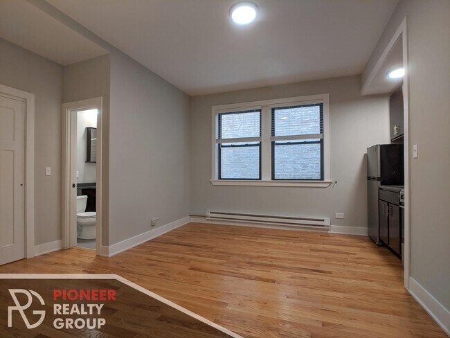 Building Photo - 4542 N Damen Ave Rental