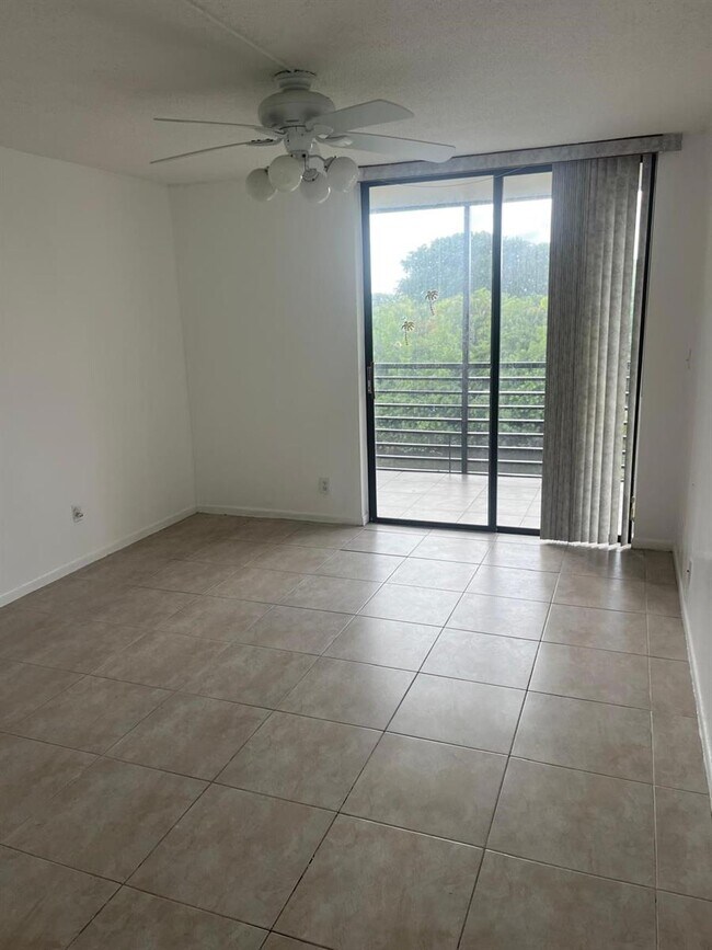 Photo - 6301 N University Dr Unidad 310