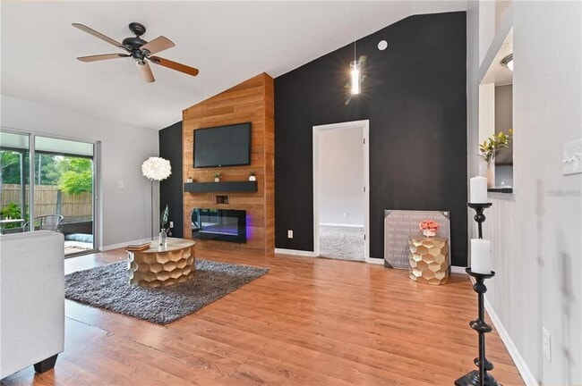 Photo - 929 Robinson Ave