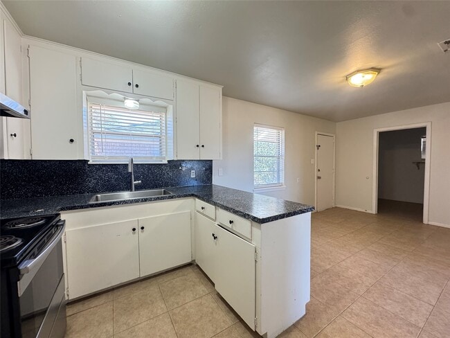 Photo - 2205 Farr St