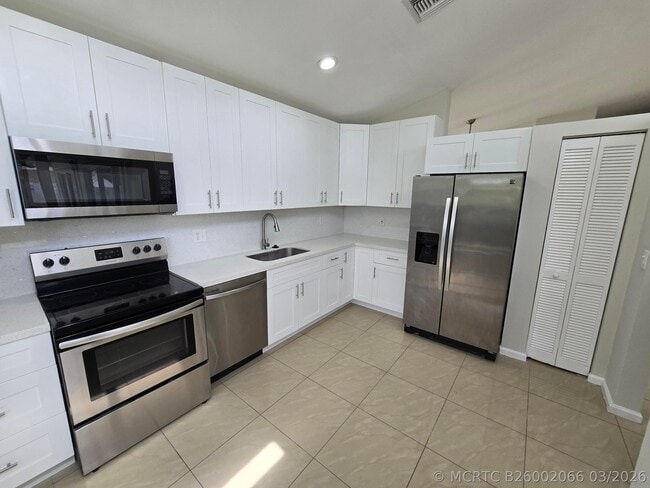 Photo - 1041 Fairfax Cir W
