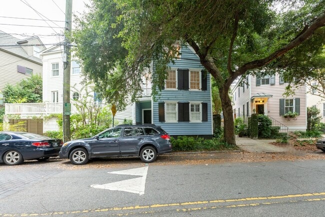 Building Photo - 3 Bedroom, 1.5 Bathroom Home Downtown - Charleston