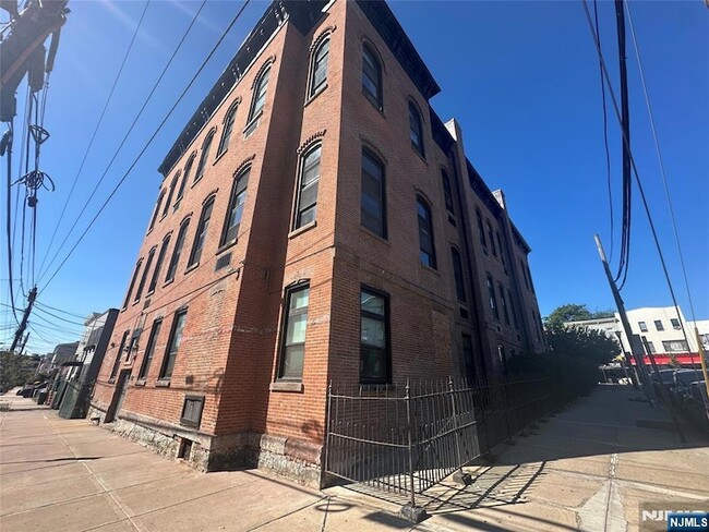 Building Photo - 464-470 Central Ave Unit B9