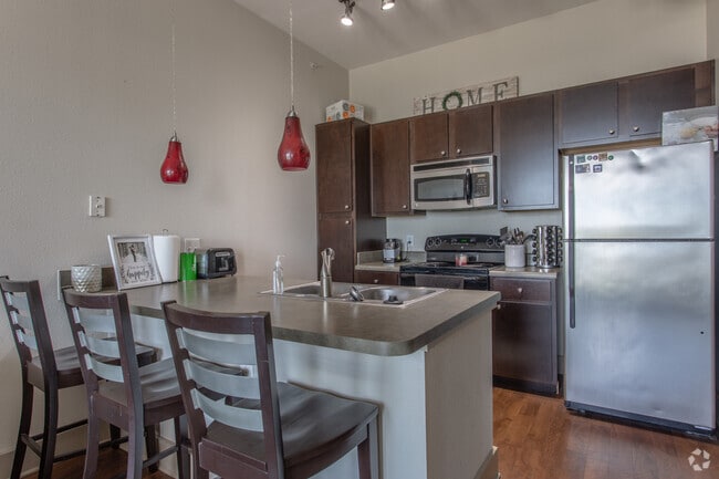 1 BR, 1 BA - 612 SF