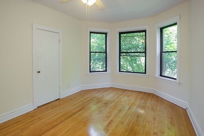 Building Photo - 2326 N Southport Ave Unit 2F Rental