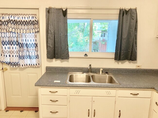 Photo - 218 Gates Ave Unidad Down