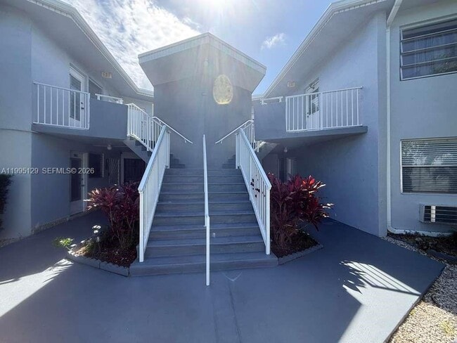 Building Photo - 1663 NE Miami Gardens Dr Unit 140