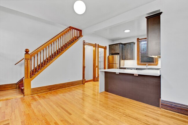 Photo - 859 W Fletcher St