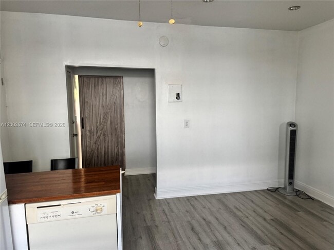Building Photo - 637 12th St Unit 6
