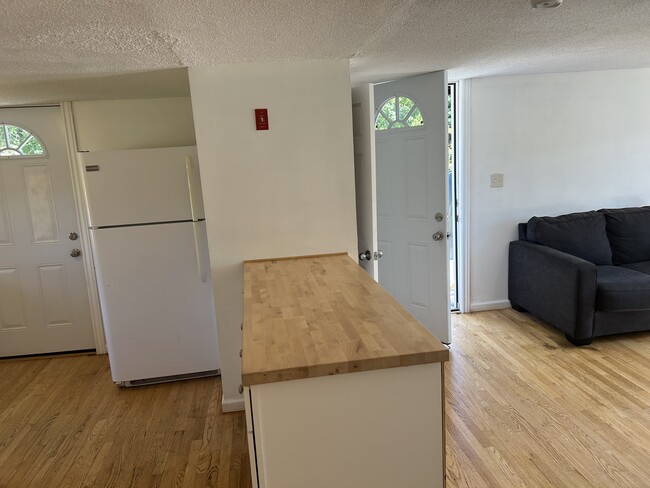 Building Photo - 232 Stafford Rd Unit B&LT LLC Apartment