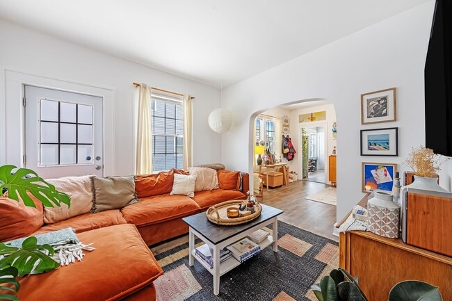 sala de estar - 1276 W 67th St Unidad B