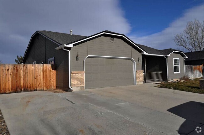 Building Photo - Beautiful 4 bedroom Single Level Home with...