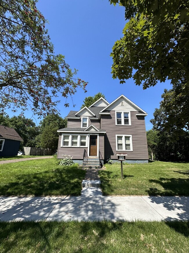 Charming 2-Bed, 2-Bath Duplex in Eau Claire