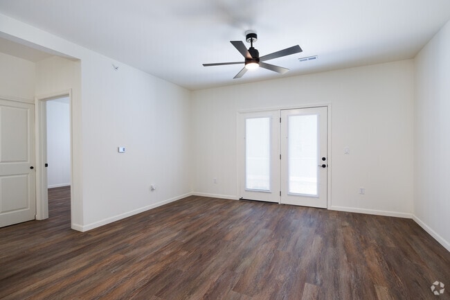 1BR, 1BA - 895SF - Living Room