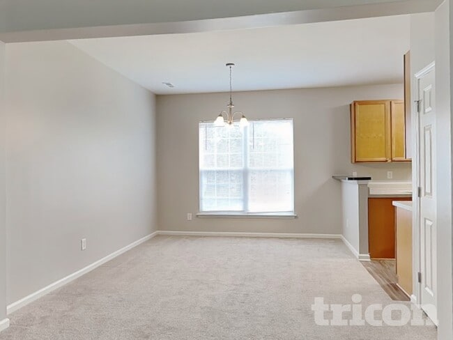 Photo - 2092 Roscommon Dr