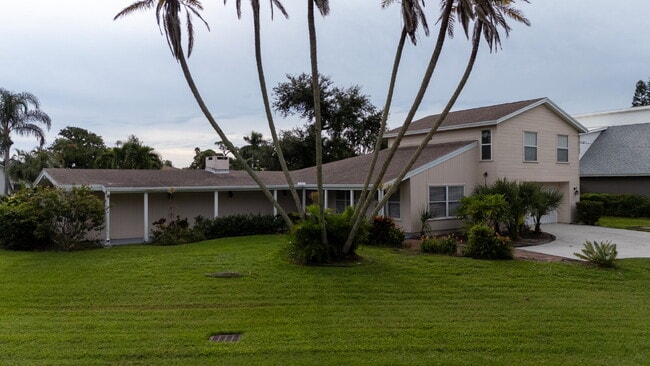 Building Photo - Spacious 5-Bed, 4-Bath Sarasota Home with ...