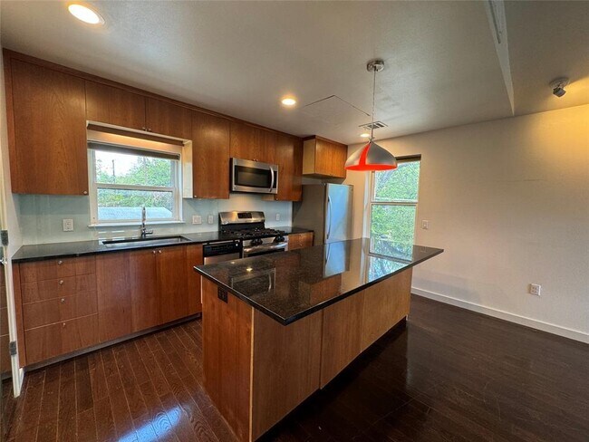 Photo - 1208 E 2nd St