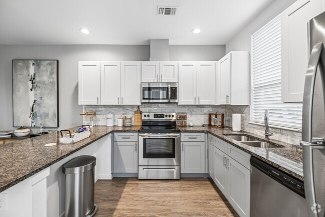 2BR, 2BA - 941SF - Kitchen