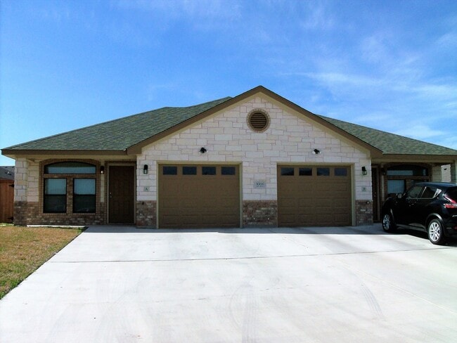 Building Photo - Beautiful 3 bed/2 bath Duplex off of Bunny... Rental