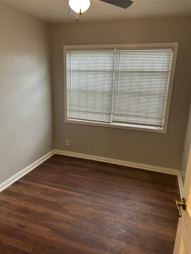 Building Photo - 1407 Silverdale St Rental