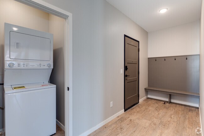 2BR, 2BA - 1100SF In-Unit Laundry