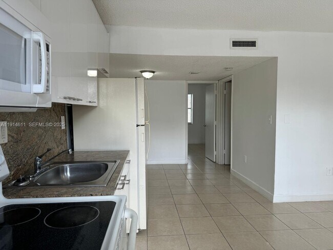 Building Photo - 2401 Van Buren St Unit 7