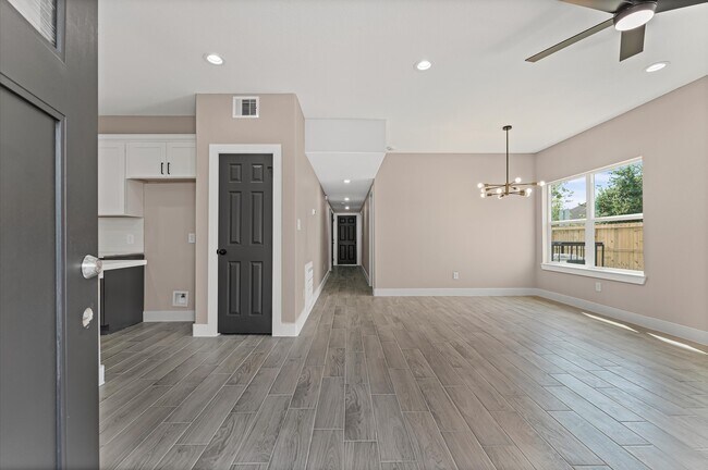 Photo - 8135 Woodward St