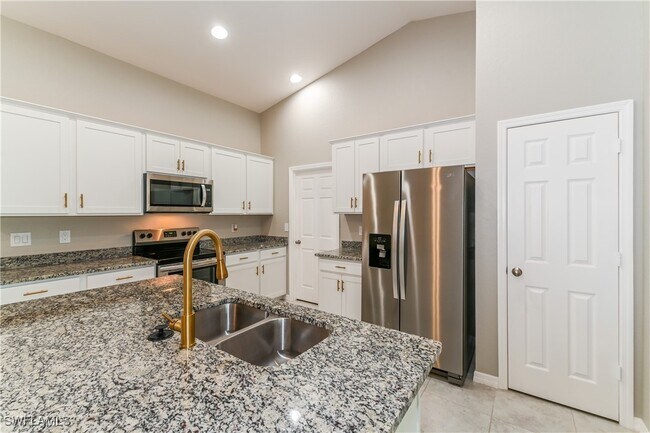 Photo - 914 NE 13th Pl House