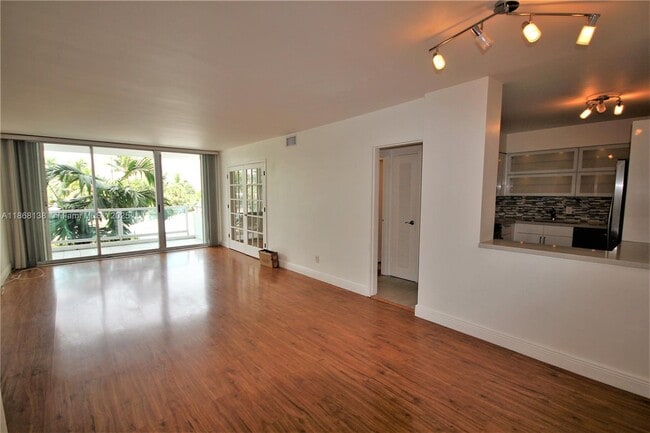 Photo - 5151 Collins Ave Unit 422