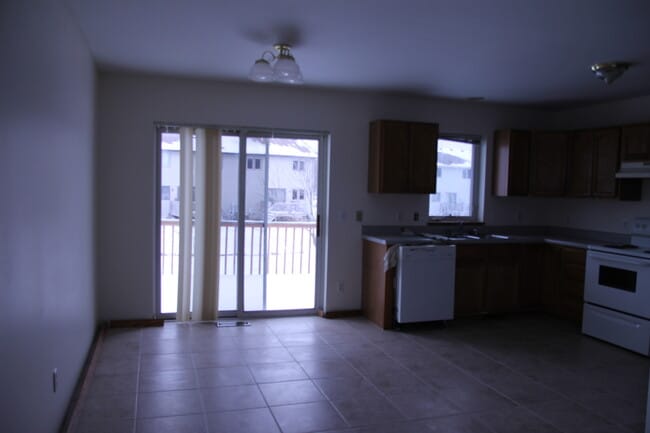 Cocina y comedor - 648 S Burr Oak Ave