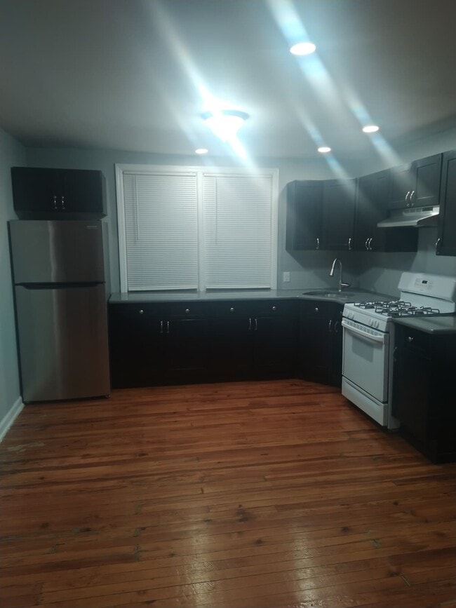 Building Photo - 121 W 28th St Unit 3