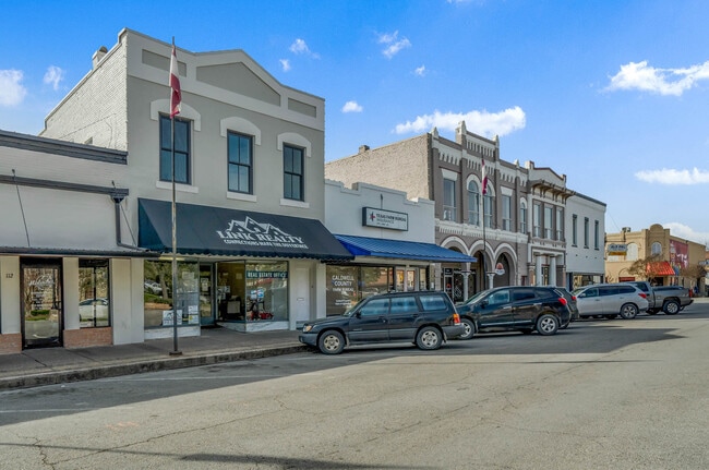 Building Photo - 110 E Market St Unit B