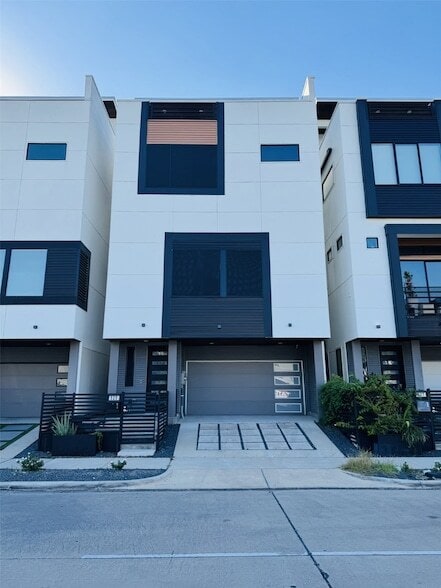 Photo - 525 Memorial Heights Dr