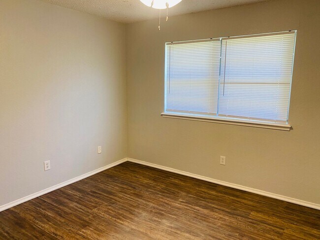 Photo - 3 bed 2 bathroom with Fireplace!