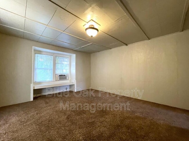 Photo - 605 W 6th St