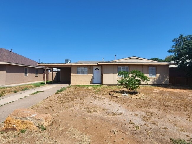 Building Photo - 3 bed 1 bath home, move in ready!