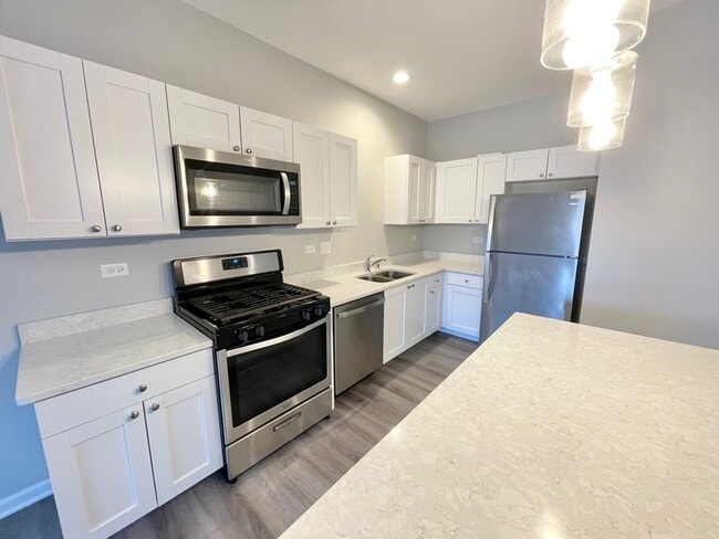 Building Photo - 301 N Madison St Unit 2C