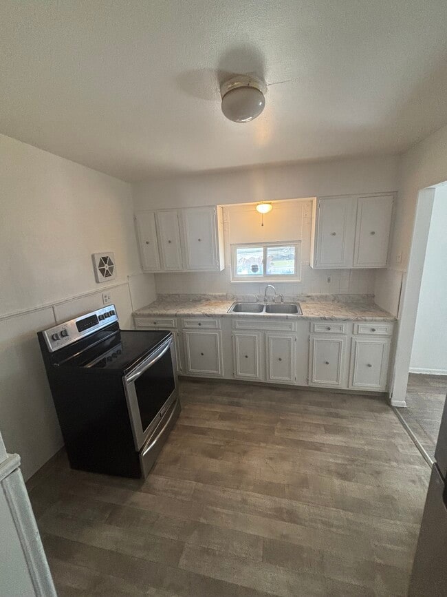 Kitchen - 4966 Claxton Ave