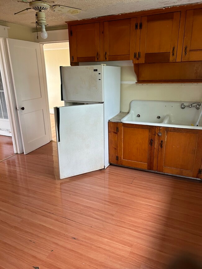 Building Photo - 373 Esser Ave Unit 3