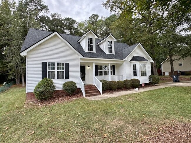 Building Photo - 5 minute to White Oak!