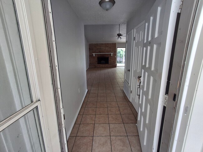 2611 Lakeledge