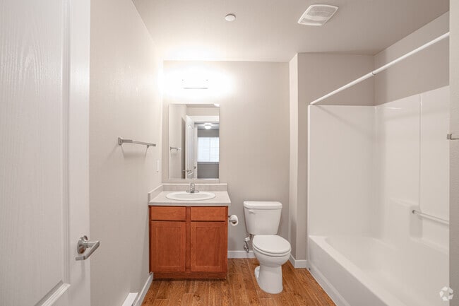 2BR, 2BA - 1,049SF - Bathroom