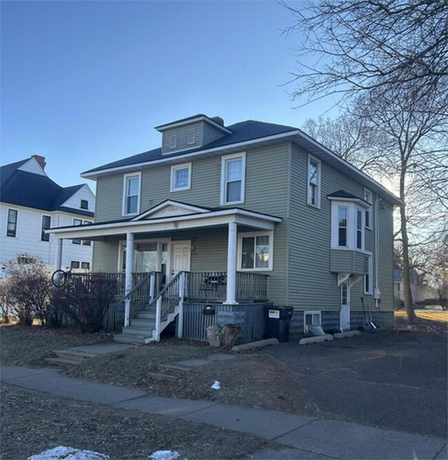 Building Photo - 8 Bed 3 Bath close to UWEC! Rental