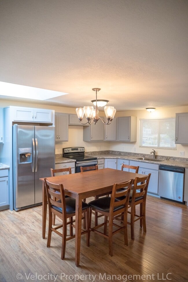 Single Level Home in Bend with Sunroom! - Single Level Home in Bend with Sunroom!