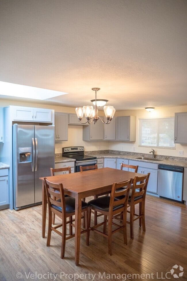 Building Photo - Single Level Home in Bend with Sunroom!
