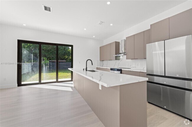 Building Photo - 740 NW 24th Ct Unit 2 Rental