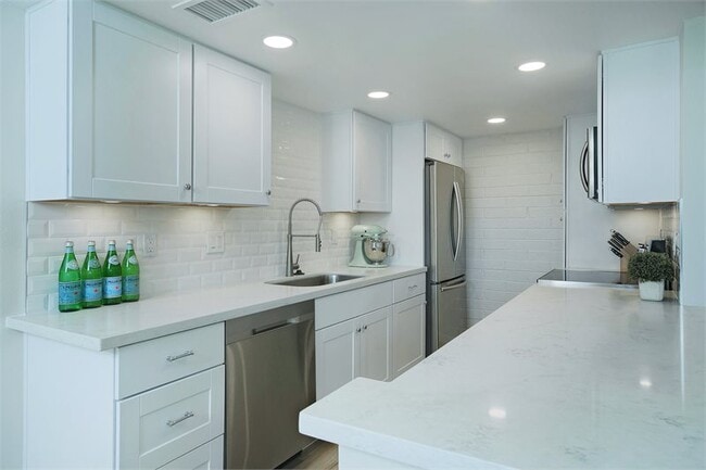 Building Photo - 948 S Alma School Rd Unit 61