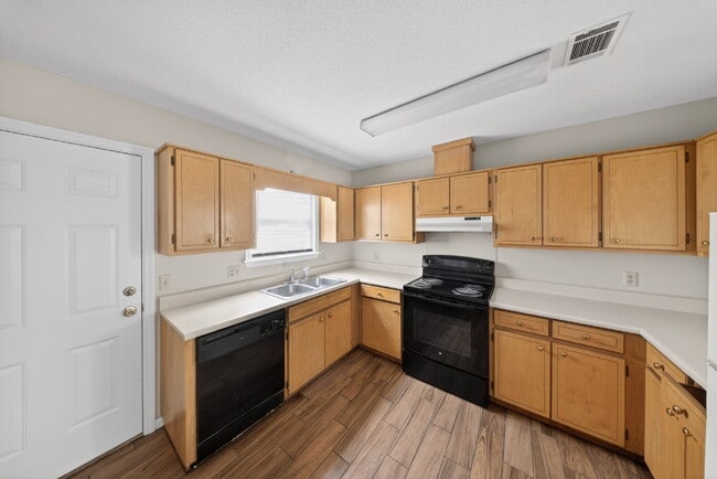 Building Photo - 1469 Green St Unit E2