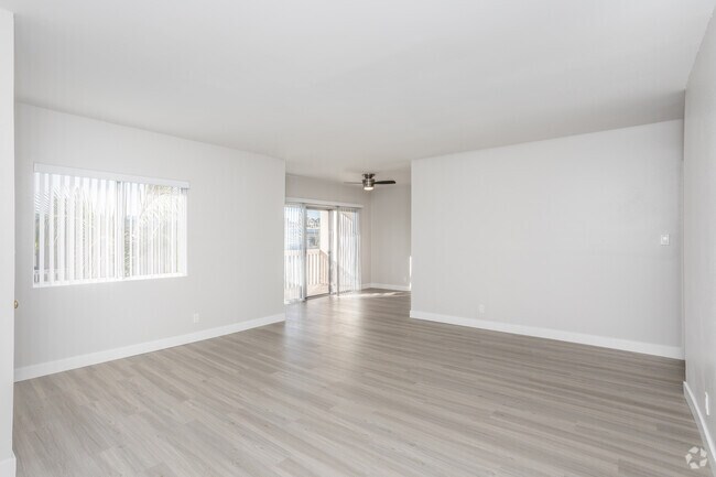 2BR, 2BA - 1068 SF
